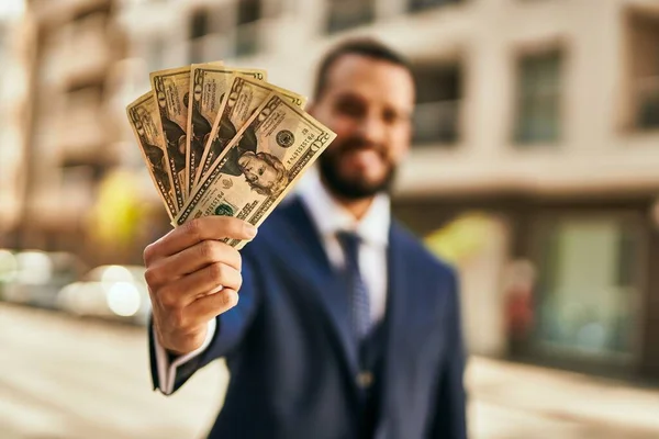 Joven Hombre Negocios Sonriendo Feliz Sosteniendo Dólares Ciudad —  Fotos de Stock