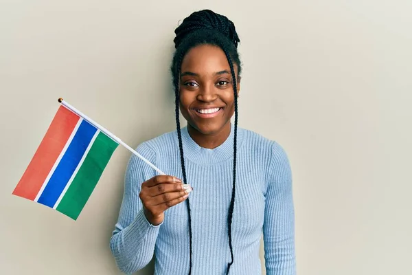 Mulher Afro Americana Com Cabelo Trançado Segurando Bandeira Gâmbia Olhando — Fotografia de Stock