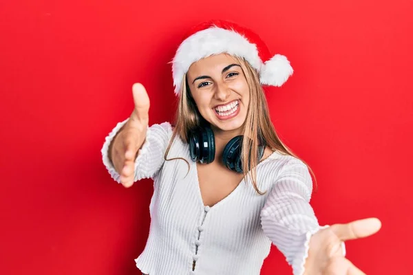 Красива Іспаномовна Жінка Різдвяній Шапці Навушниках Дивиться Камеру Посміхаючись Відкритими — стокове фото