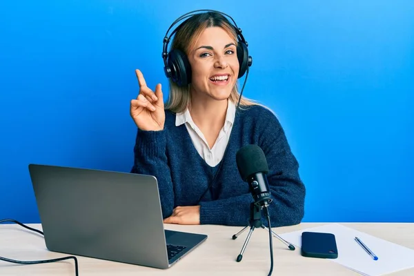 Mujer Caucásica Joven Que Trabaja Estudio Radio Sonriendo Con Una — Foto de Stock