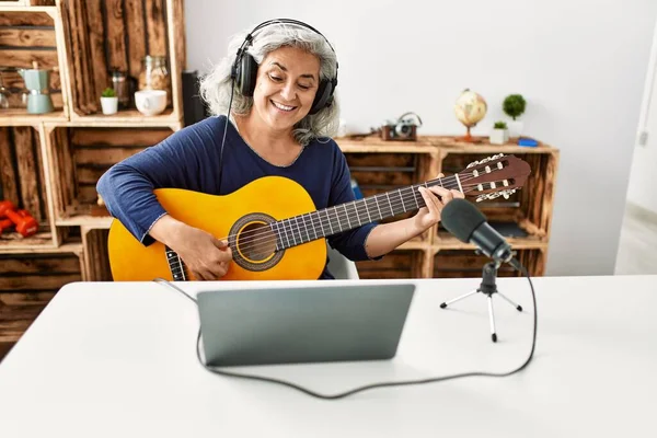 Mujer Pelo Gris Mediana Edad Tocando Guitarra Trabajando Estudio Radio —  Fotos de Stock