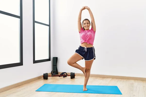 Jonge Spaanse Vrouw Glimlachend Zelfverzekerde Training Yoga Bij Sportcentrum — Stockfoto