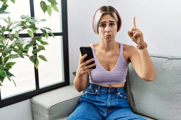 Jonge Mooie Vrouw Met Behulp Van Smartphone Typen Bericht Zitten — Stockfoto