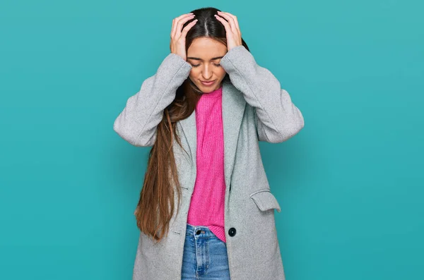 Junge Hispanische Mädchen Businesskleidung Leiden Unter Kopfschmerzen Verzweifelt Und Gestresst — Stockfoto