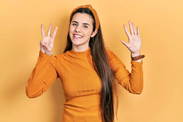 Młoda Brunetka Nastolatka Ubrana Luźny Żółty Sweter Pokazując Wskazując Palcami — Zdjęcie stockowe
