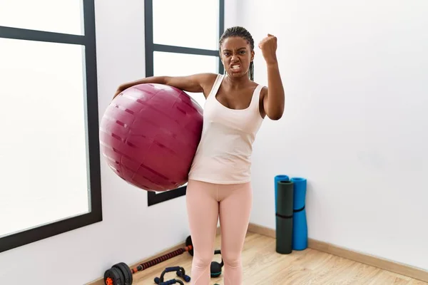 Ung Afrikansk Amerikansk Kvinna Med Flätor Som Håller Pilatesboll Yogarummet — Stockfoto