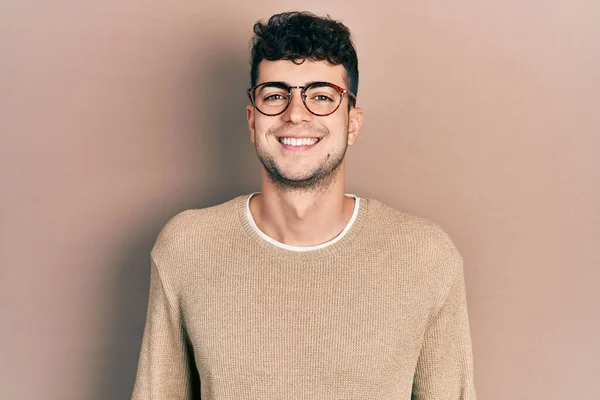Fiatal Spanyol Férfi Alkalmi Ruhában Szemüvegben Boldog Hűvös Mosollyal Arcán — Stock Fotó