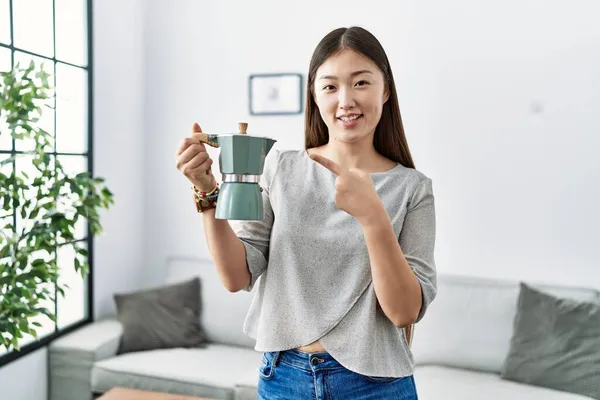 Talyan Kahve Makinesini Tutan Asyalı Genç Bir Kadın Gülümseyerek Mutlu — Stok fotoğraf
