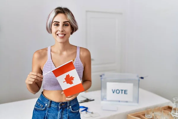 Jeune Belle Femme Élection Campagne Politique Tenant Drapeau Canada Regardant — Photo