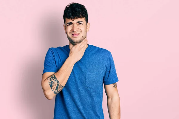 Young Hispanic Man Wearing Casual Shirt Touching Painful Neck Sore — Stock Photo, Image