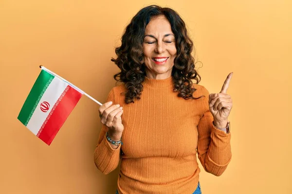 Mulher Hispânica Meia Idade Segurando Bandeira Irã Sorrindo Feliz Apontando — Fotografia de Stock