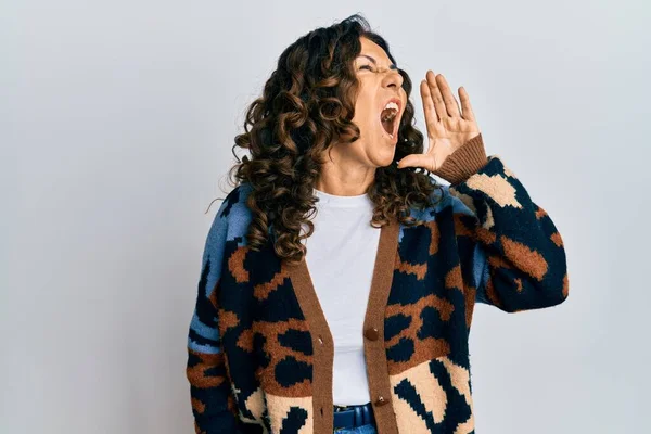 Mulher Hispânica Meia Idade Vestindo Roupas Casuais Gritando Gritando Alto — Fotografia de Stock