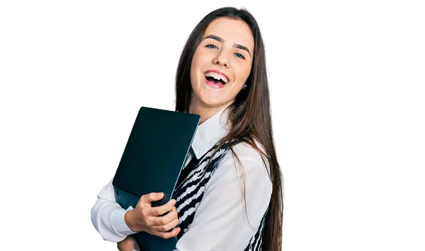 Giovane Bruna Adolescente Abbracciando Laptop Con Amore Sorridente Ridente Forte — Foto Stock