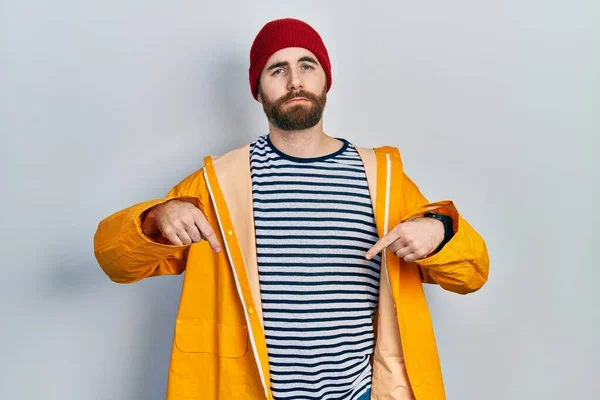 Homme Caucasien Avec Barbe Portant Imperméable Jaune Pointant Vers Bas — Photo