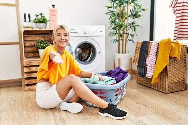 Jonge Blanke Vrouw Zet Vuile Wasmachine Glimlachend Vriendelijk Aanbieden Van — Stockfoto