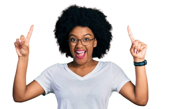 Mujer Afroamericana Joven Vistiendo Camiseta Blanca Casual Sonriendo Asombrada Sorprendida —  Fotos de Stock