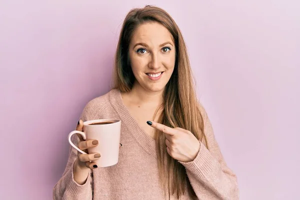 Giovane Donna Bionda Che Beve Una Tazza Caffè Sorridente Felice — Foto Stock