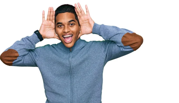 Homem Hispânico Bonito Jovem Vestindo Camisola Casual Sorrindo Alegre Jogando — Fotografia de Stock