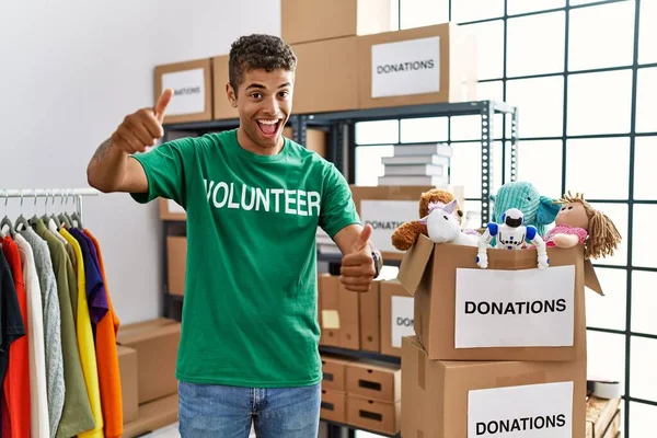 Jonge Knappe Spaanse Man Draagt Vrijwilliger Shirt Bij Donaties Staan — Stockfoto