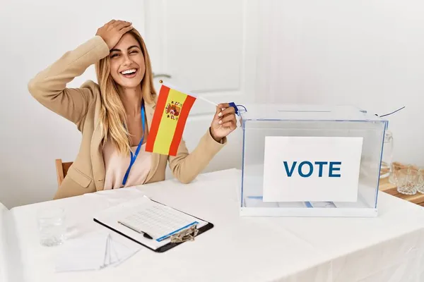 Loira Bela Jovem Eleição Campanha Política Segurando Bandeira Espanha Estressado — Fotografia de Stock