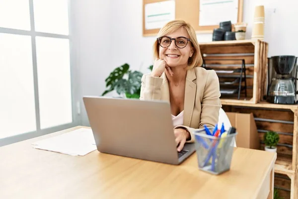 Middle Age Blonde Woman Smiling Confident Working Office — ストック写真