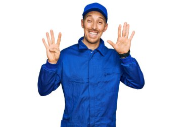 Sakallı, inşaatçı tulumu giyen kel bir adam dokuz numarayı gösterip gösterirken kendinden emin ve mutlu gülümsüyor.. 