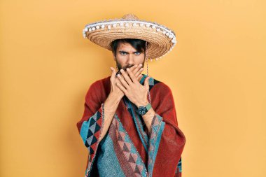 Meksikalı şapkalı genç İspanyol adam yanlışlıkla ağızlarını kapatarak şok geçirdi. gizli kavram. 