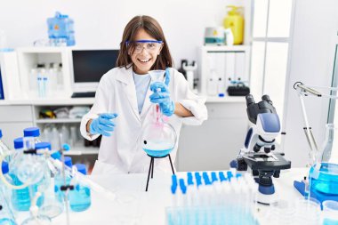 Laboratuvarda çalışan genç İspanyol kız.