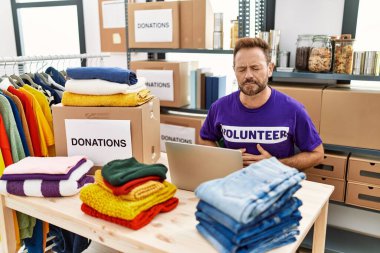 Orta yaşlı bir adam dizüstü bilgisayarla çalışırken mide bulantısı, acı verici bir hastalık yüzünden hasta oluyor. Ağrı kavramı. 