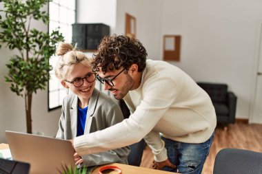Ofiste çalışırken gülümseyen iki İspanyol iş adamı..
