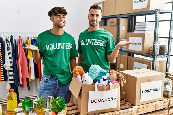 Joven Pareja Gay Vistiendo Camiseta Voluntaria Donaciones Pie Sonriendo Alegre —  Fotos de Stock