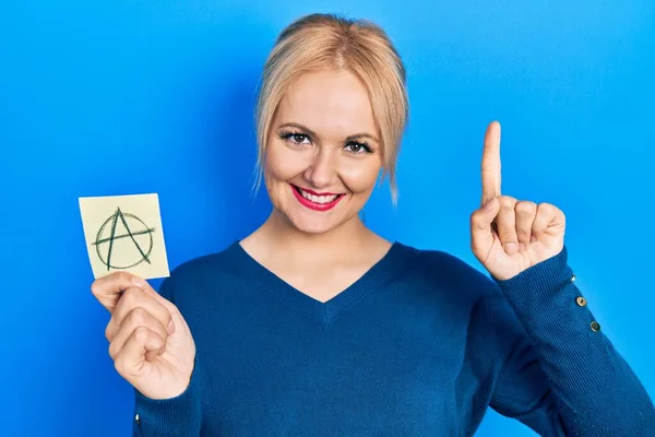 Jonge Blonde Vrouw Met Anarchisme Tekening Herinnering Glimlachend Met Een — Stockfoto