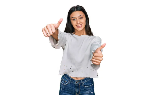 Ung Latinamerikansk Flicka Klädd Avslappnade Kläder Godkänner Gör Positiv Gest — Stockfoto