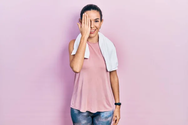 Jonge Brunette Vrouw Dragen Sportswear Handdoek Bedekking Een Oog Met — Stockfoto