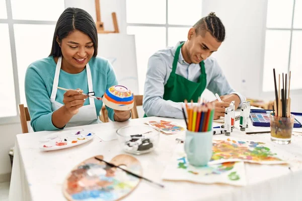 Young Latin Painter Couple Smiling Happy Painting Sitting Table Art — Stock Photo, Image