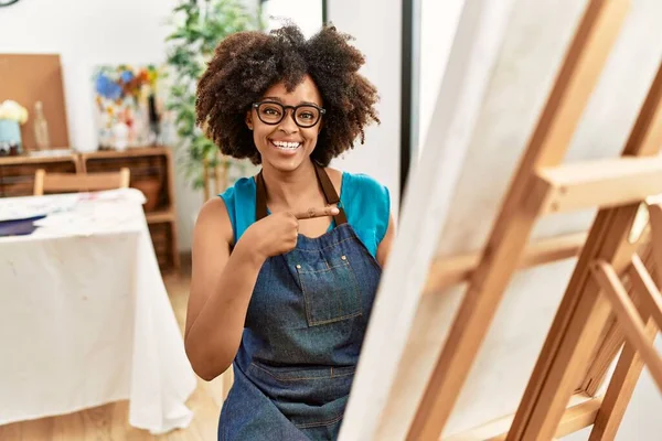 Beautiful African American Woman Afro Hair Painting Canvas Art Studio — Stock Photo, Image