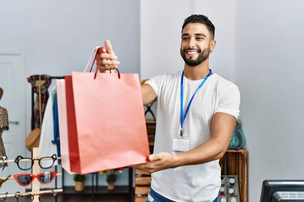 Jeune Commerçant Arabe Tenant Des Sacs Provisions Travaillant Magasin Vêtements — Photo