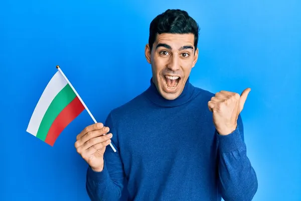 Snygg Hispanic Man Med Bulgarisk Flagga Pekar Tummen Upp Till — Stockfoto