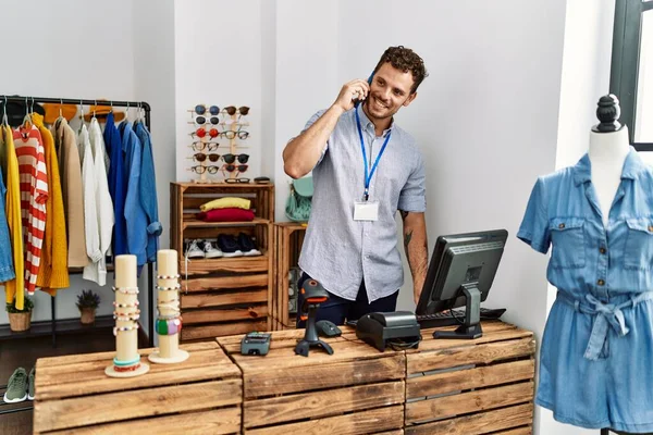 Jovem Lojista Hispânico Homem Sorrindo Feliz Falando Smartphone Trabalhando Loja — Fotografia de Stock