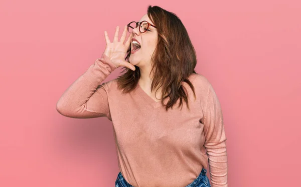 Genç Cüsseli Bir Kadın Günlük Kıyafetler Gözlük Takıyor Bağırıyor Ağızları — Stok fotoğraf