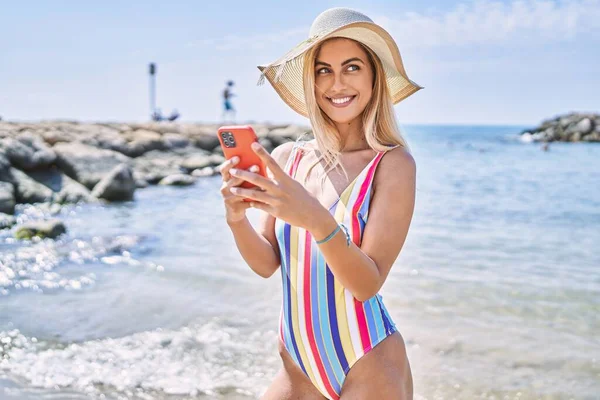 Ung Blond Flicka Bär Sommarmössa Med Hjälp Smartphone Stranden — Stockfoto