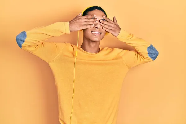 Joven Afroamericano Chico Escuchando Música Usando Auriculares Que Cubren Los —  Fotos de Stock
