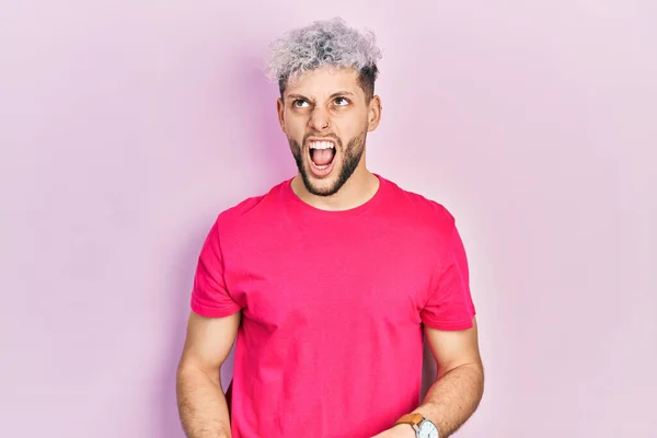Ung Latinamerikansk Man Med Modernt Färgat Hår Avslappnad Rosa Shirt — Stockfoto