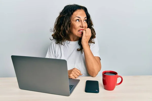 Bella Donna Mezza Età Che Lavora Ufficio Utilizzando Computer Portatile — Foto Stock