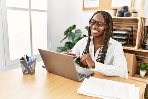 年轻的非洲裔美国女商人在办公室用笔记本电脑打视频电话 — 图库照片