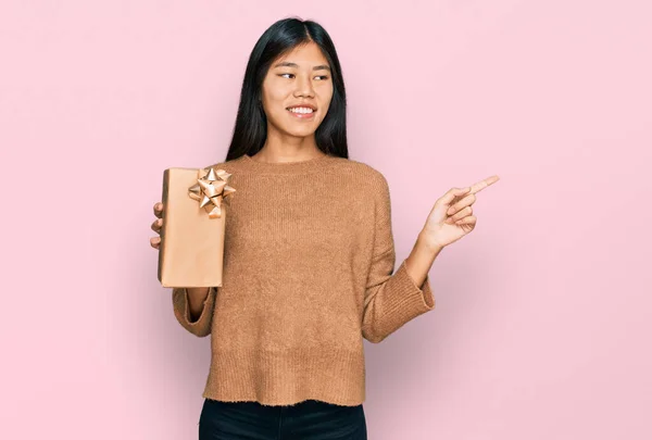Schöne Junge Asiatische Frau Hält Geschenk Lächelnd Glücklich Zeigt Mit — Stockfoto