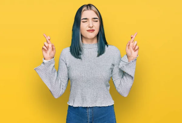 Rapariga Moderna Vestindo Camisola Casual Gesto Dedo Cruzado Sorrindo Com — Fotografia de Stock