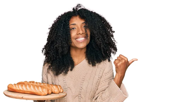 Молода Афроамериканська Дівчина Тримає Тацю Хлібом Посміхається Показує Пальцем Бік — стокове фото