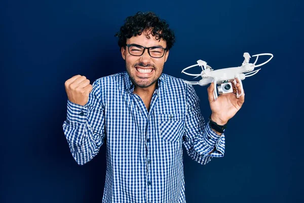 Jovem Hispânico Segurando Drone Gritando Orgulhoso Celebrando Vitória Sucesso Muito — Fotografia de Stock