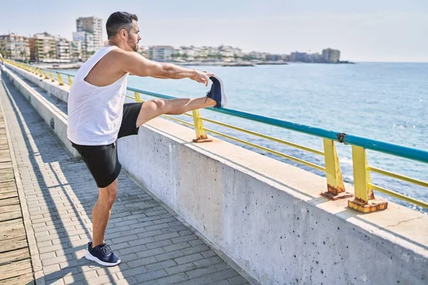 Hiszpan Rozprostowuje Nogi Ćwiczeniach Świeżym Powietrzu Słoneczny Dzień — Zdjęcie stockowe